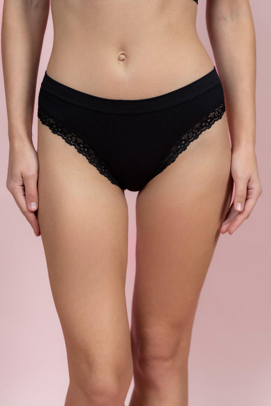 תחתון חוטיני בשילוב תחרה