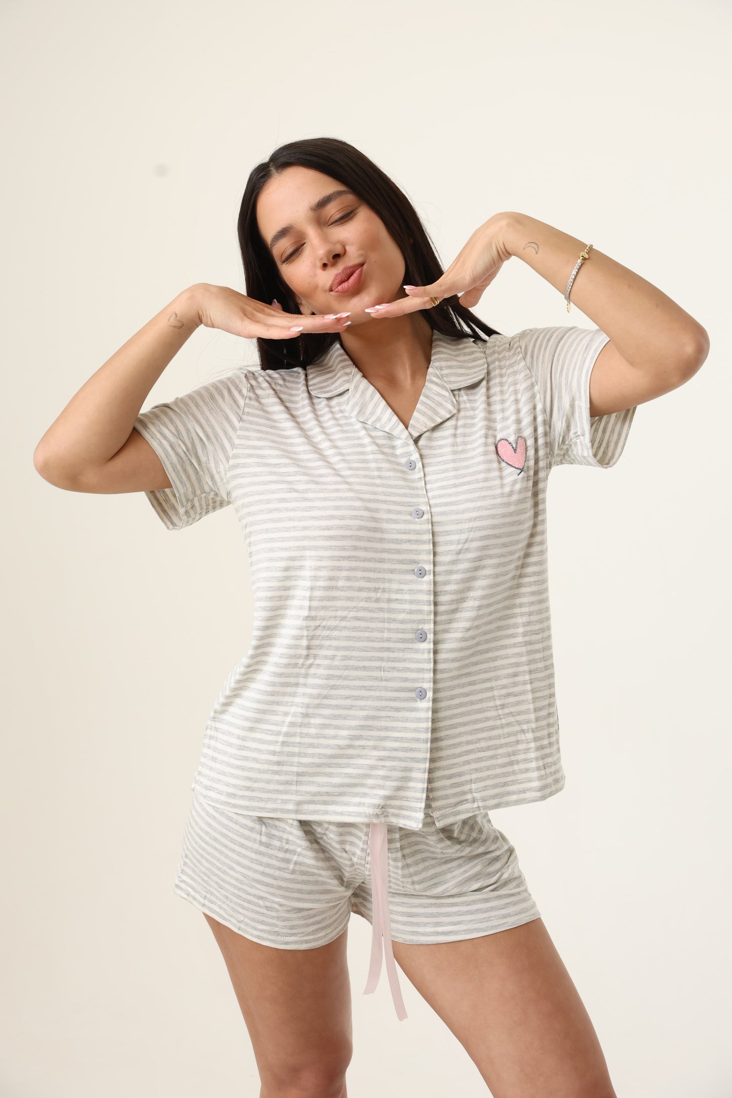 סט פיג'מה Love בד מודל מכנסון וחולצה מכופתרת