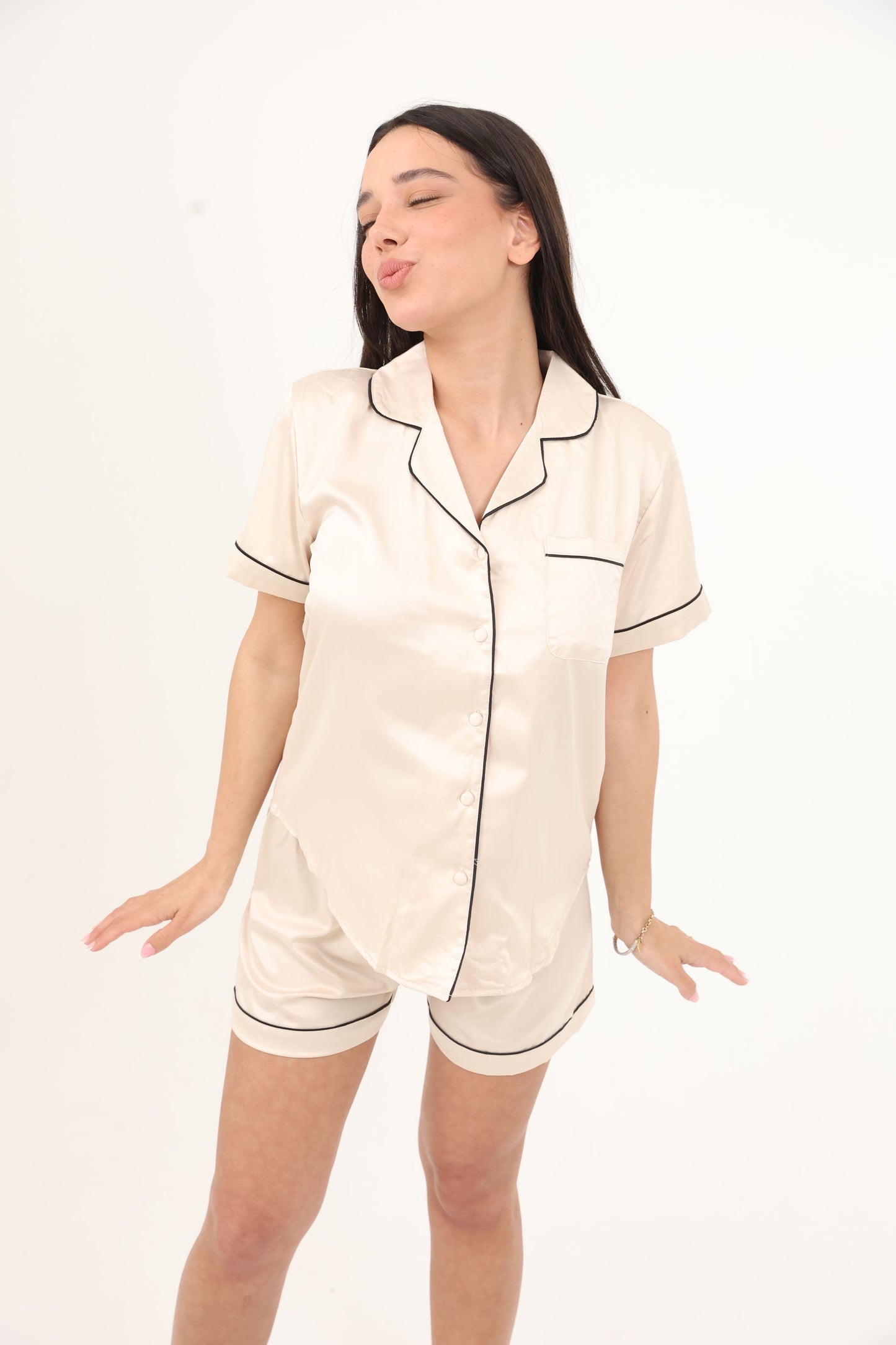 סט פיג'מה סאטן מכנסון וחולצה מכופתרת קלאסי