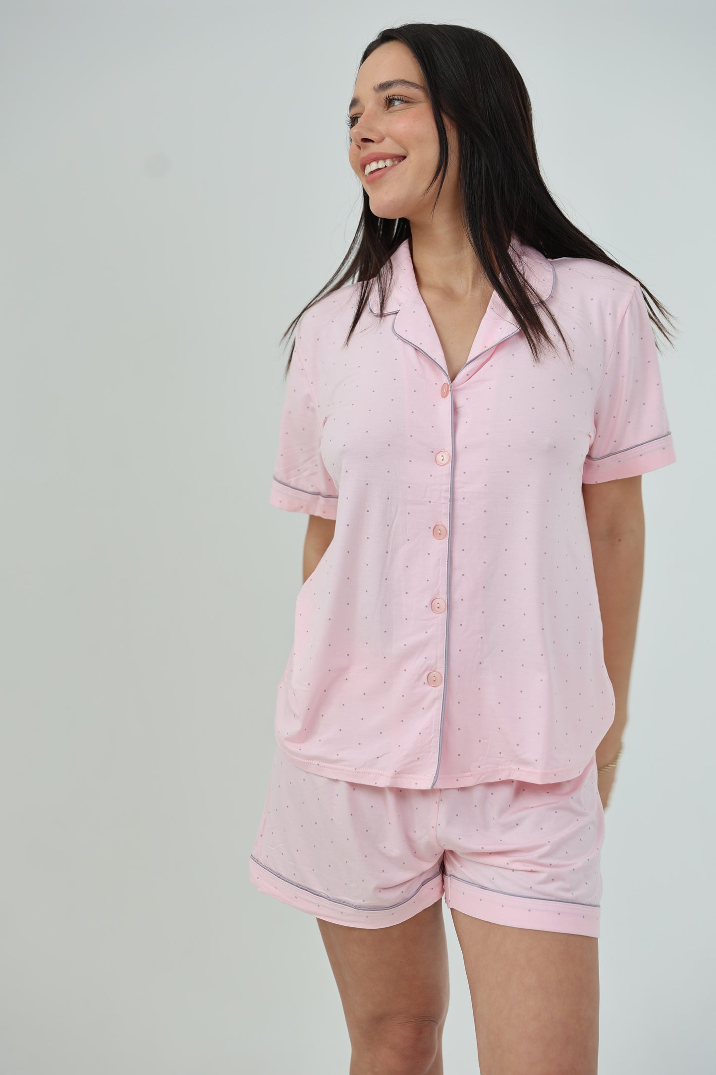 סט פיג'מה מודל מכנסון וחולצה מכופתרת נקודות