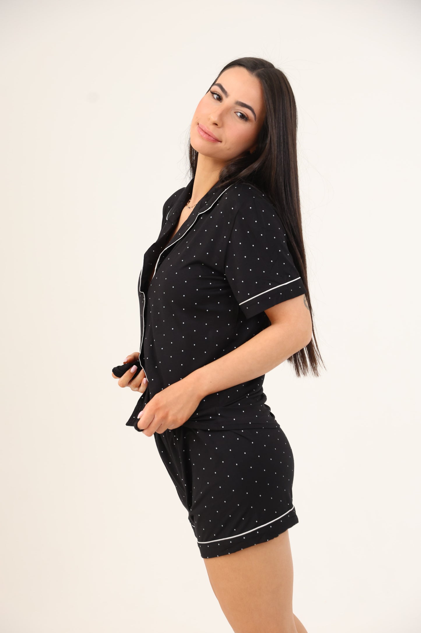 סט פיג'מה מודל מכנסון וחולצה מכופתרת נקודות