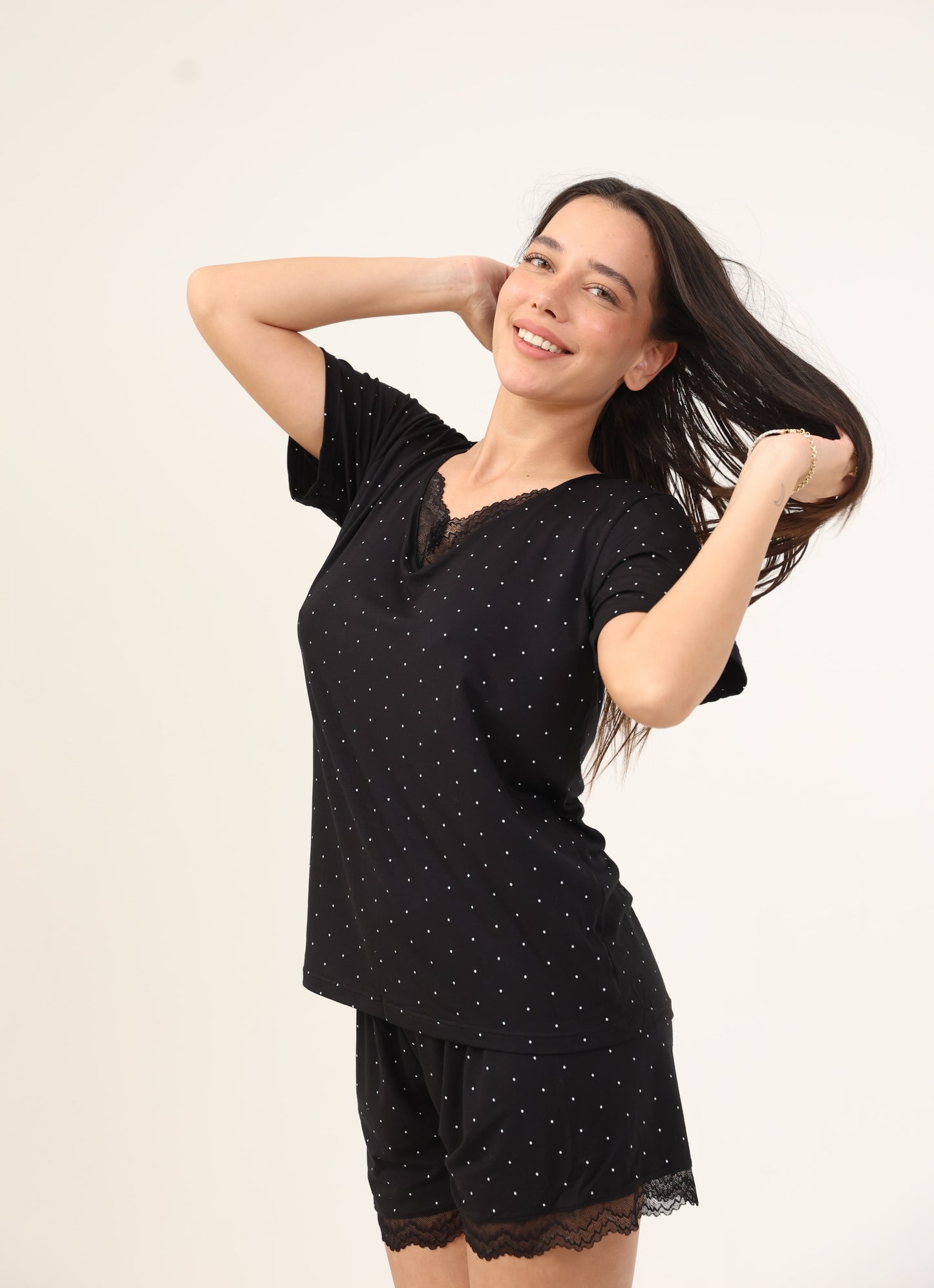 סט פיג'מה מבד מודל מכנסון וחולצה נקודות