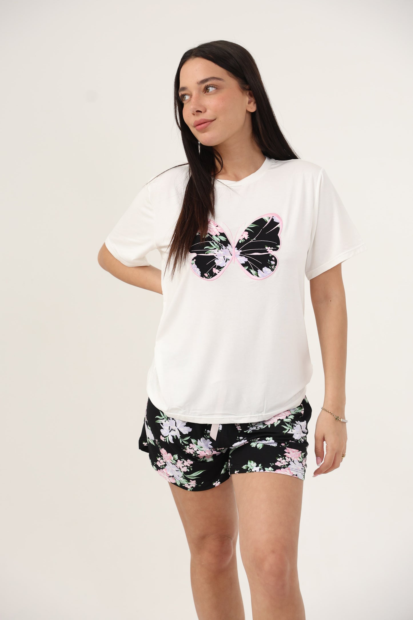 סט פיג'מה בד מודל מכנסון וחולצה הדפס פרפר