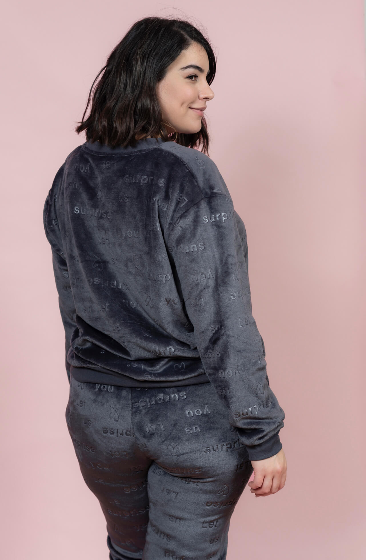 סט פיג’מה פליז חמים עם כיתוב יוקרתי