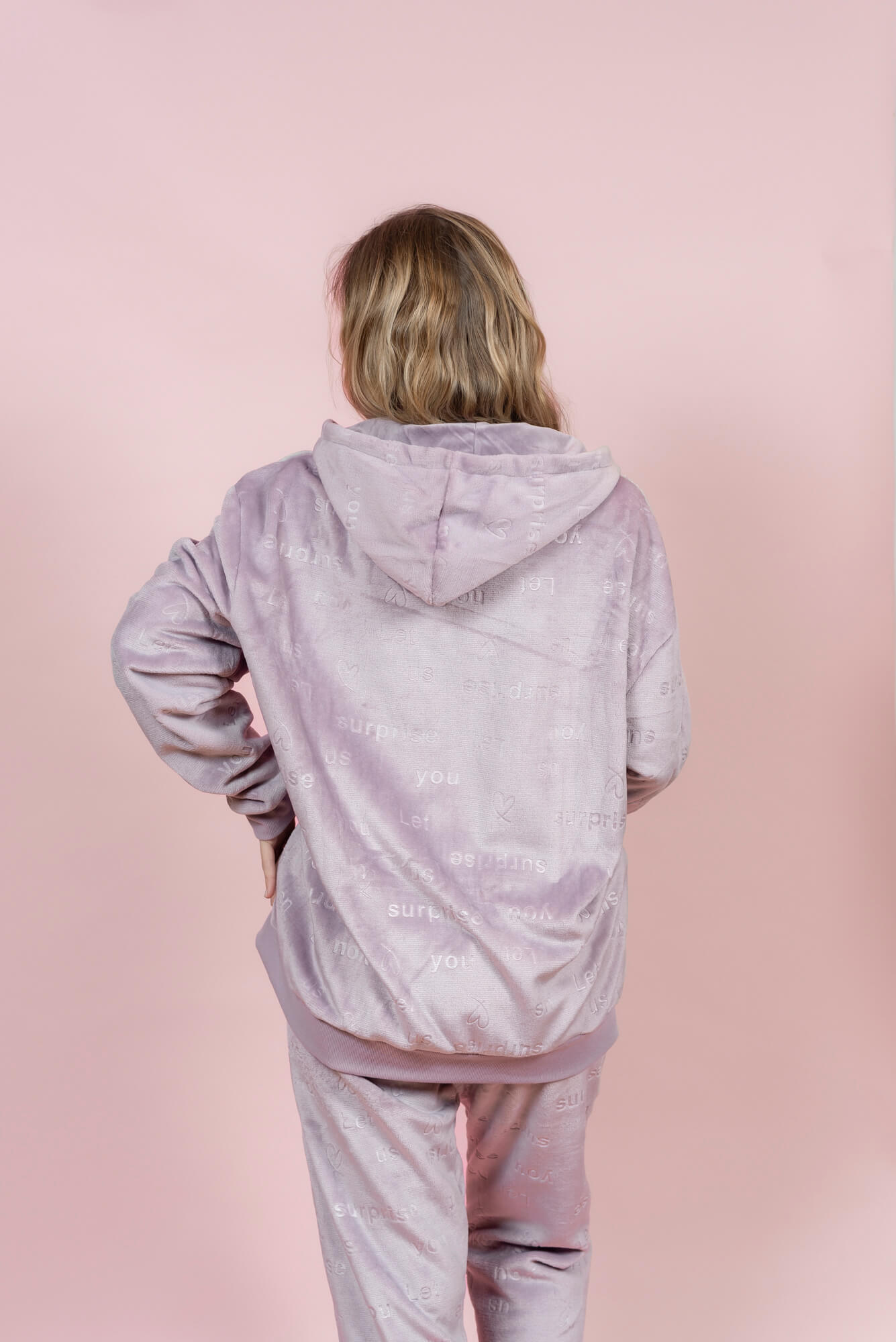 סט פיג’מה פליז עם רוכסן וכיתוב אופנתי