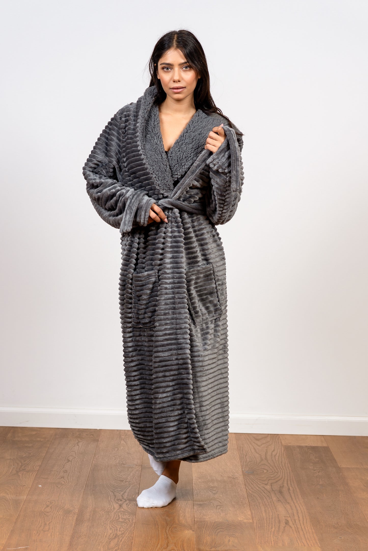 חלוק פליז עם קפוצ'ון