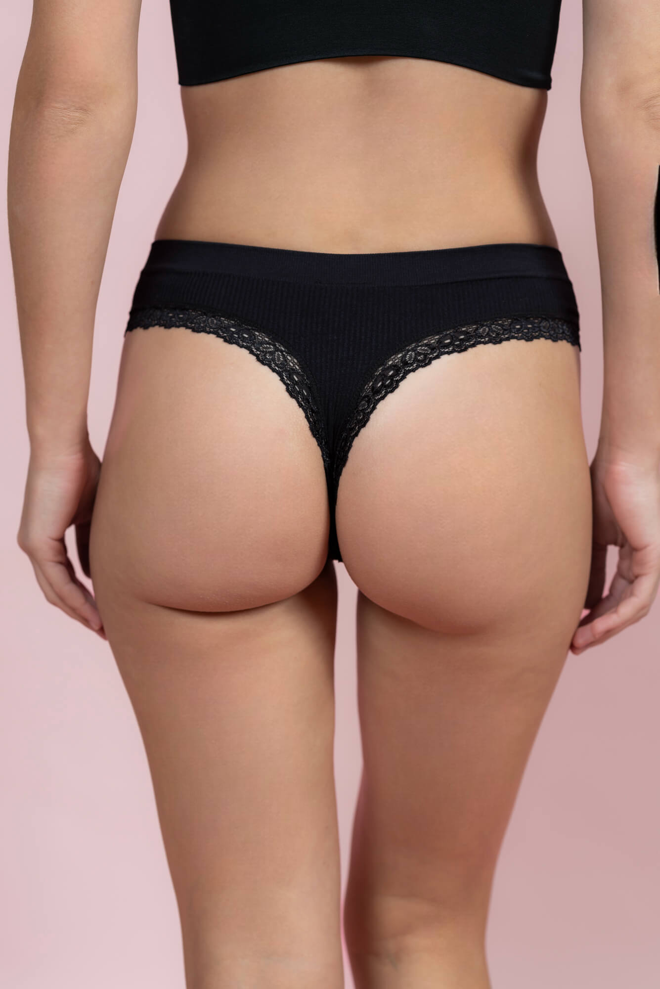 תחתון חוטיני בשילוב תחרה