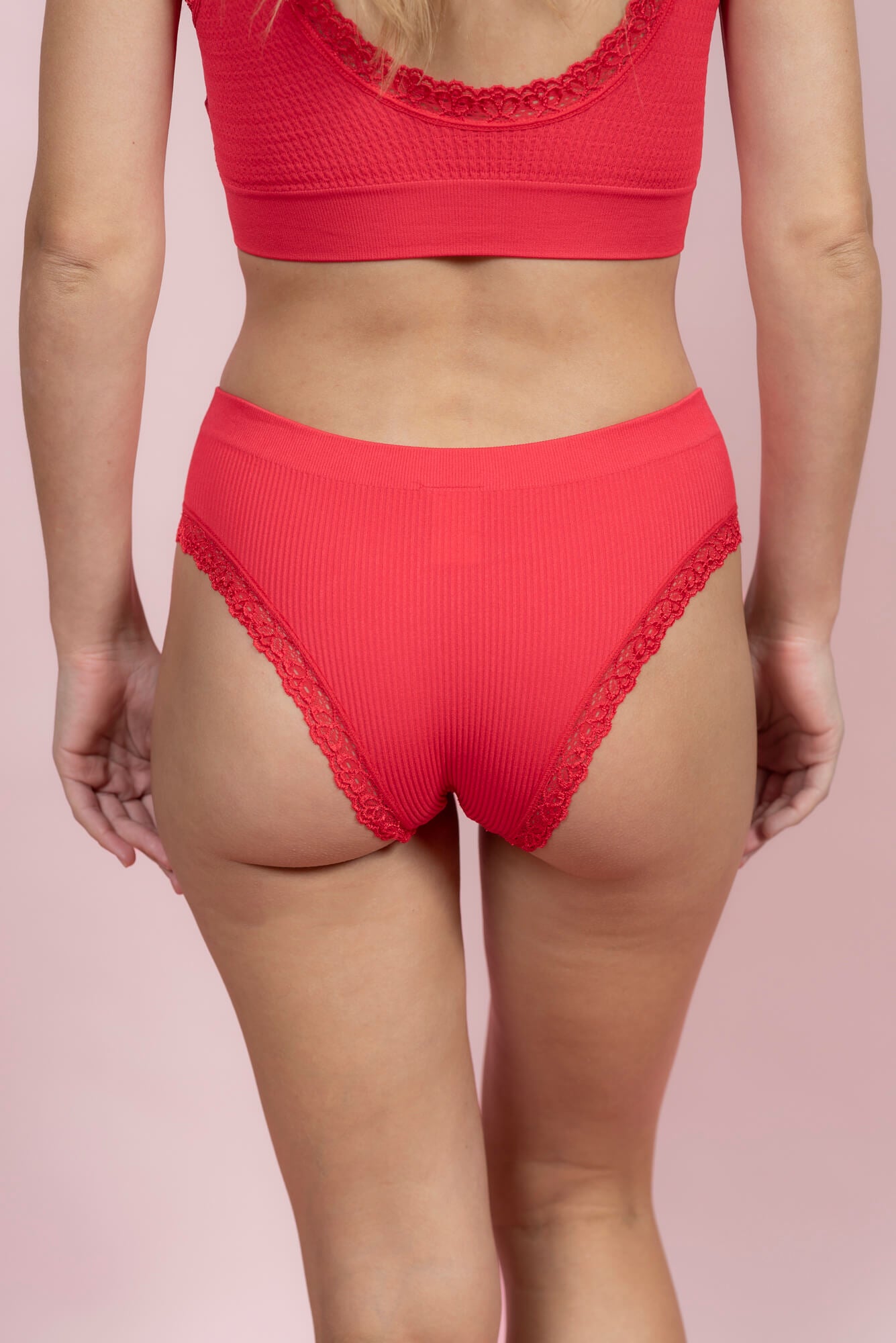 תחתון ברזילאי בשילוב תחרה