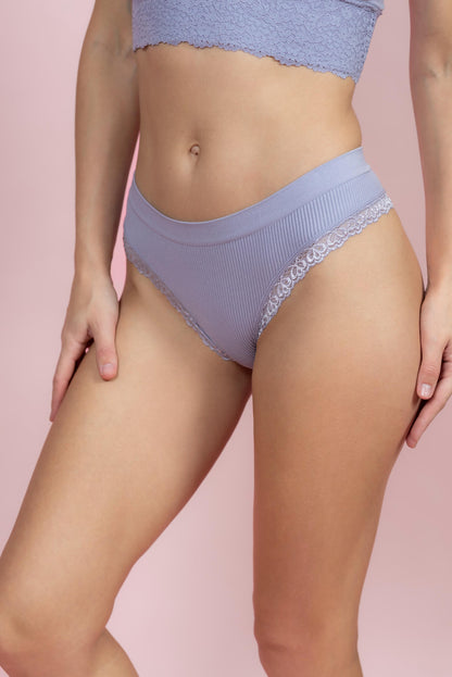 תחתון חוטיני בשילוב תחרה