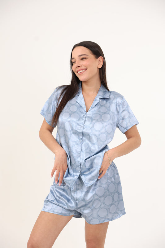 סט פיג'מה סאטן מכנסון וחולצה מכופתרת הדפס נקודות