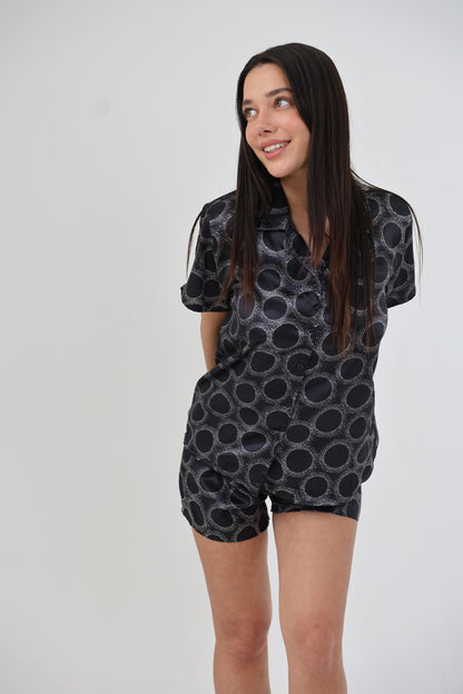 סט פיג'מה סאטן מכנסון וחולצה מכופתרת הדפס נקודות