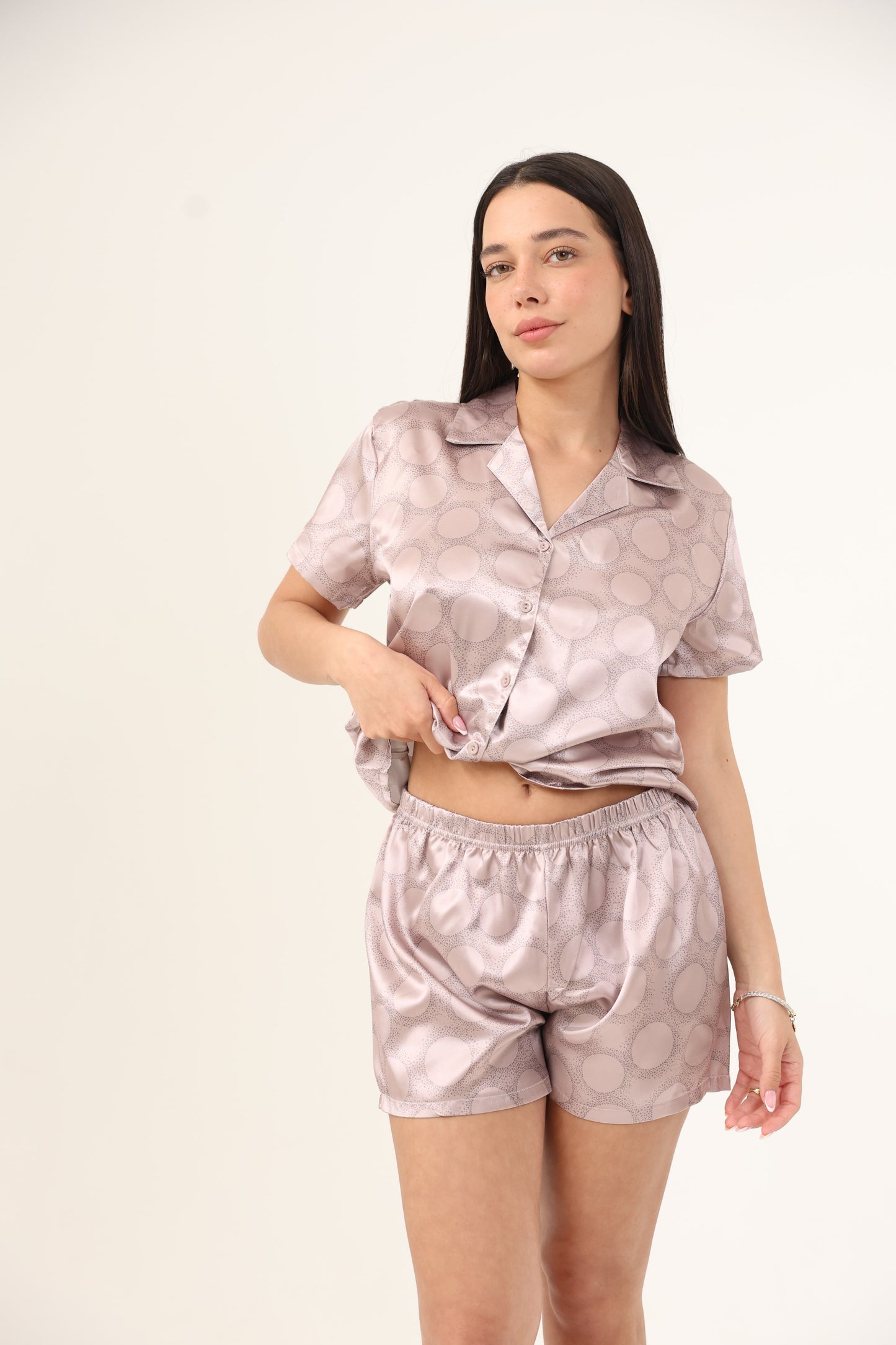 סט פיג'מה סאטן מכנסון וחולצה מכופתרת הדפס נקודות