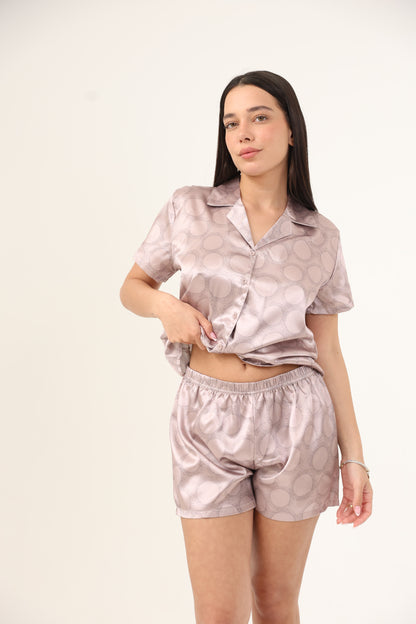 סט פיג'מה סאטן מכנסון וחולצה מכופתרת הדפס נקודות