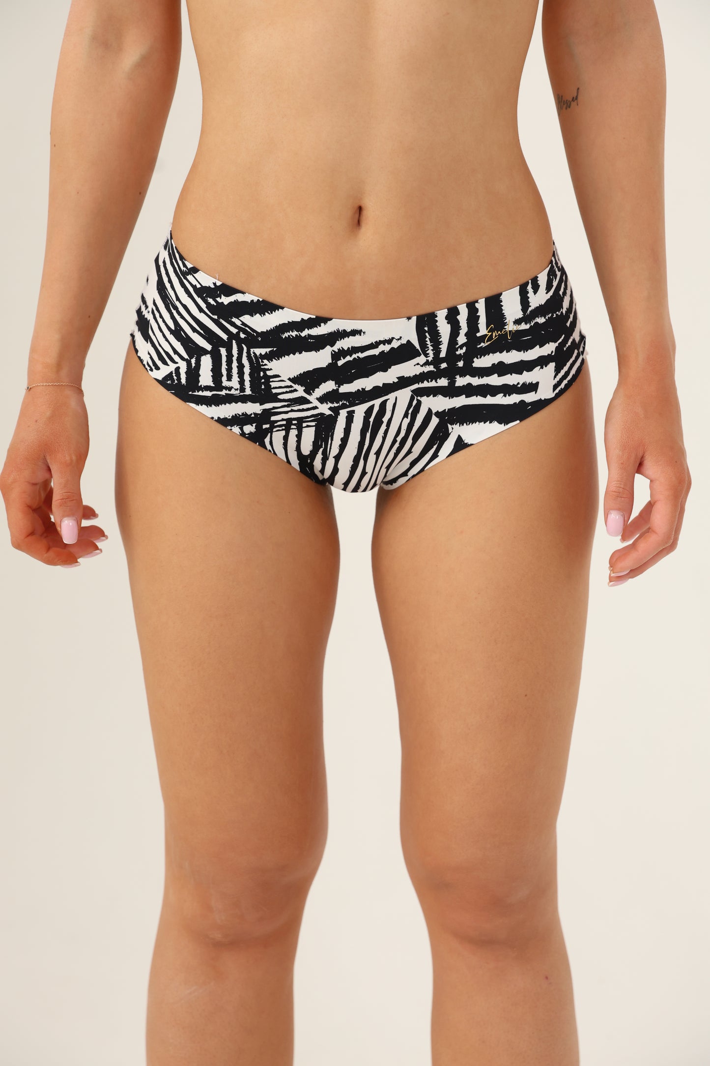 תחתון ביקיני ללא תפר בשילוב תחרה