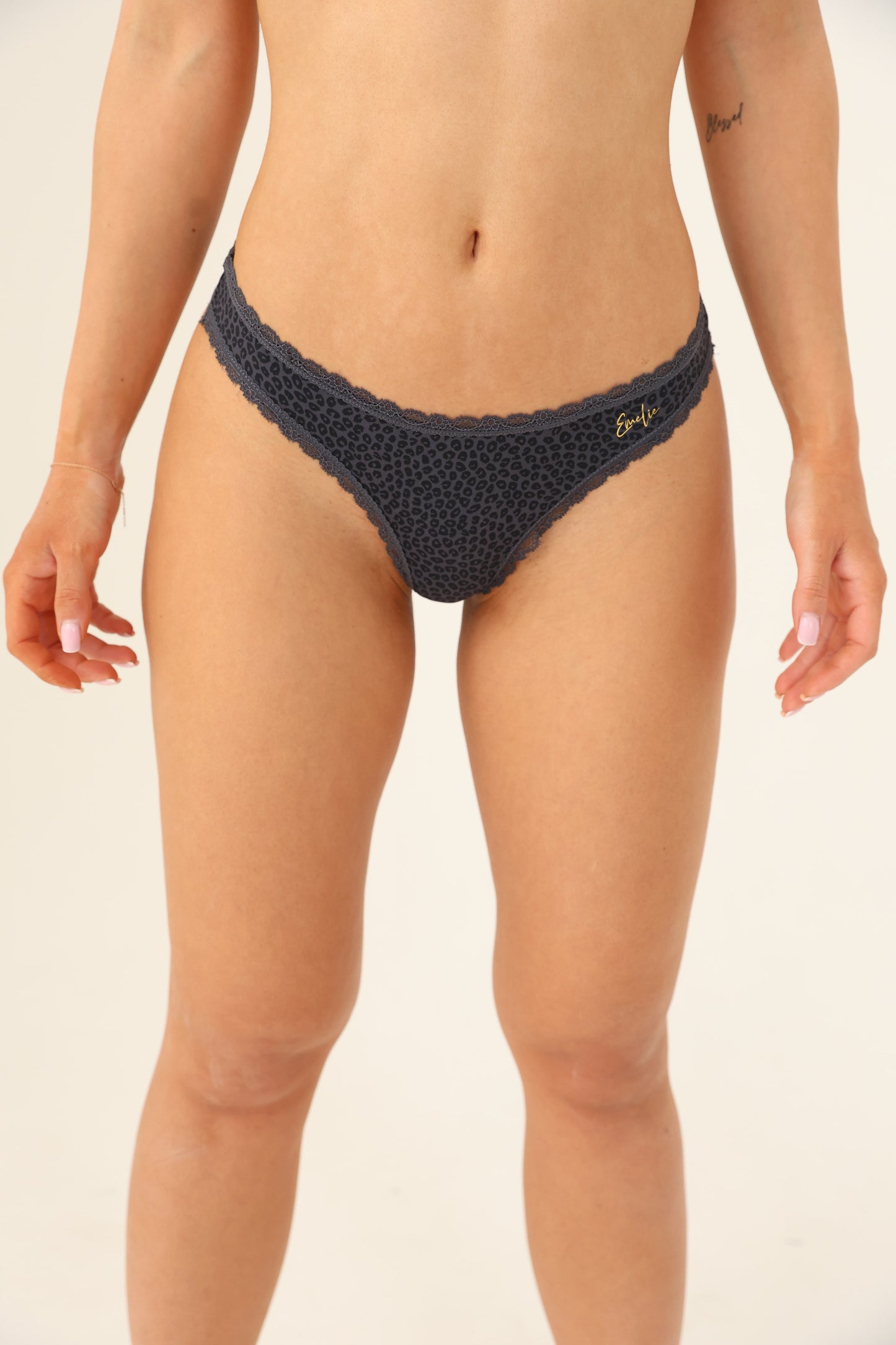 תחתון חוטיני מיקרופייבר בשילוב תחרה הדפסים מיוחדים