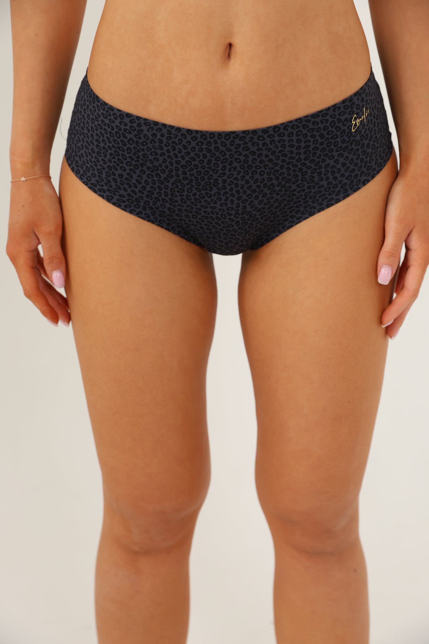 תחתון ביקיני ללא תפר בשילוב תחרה