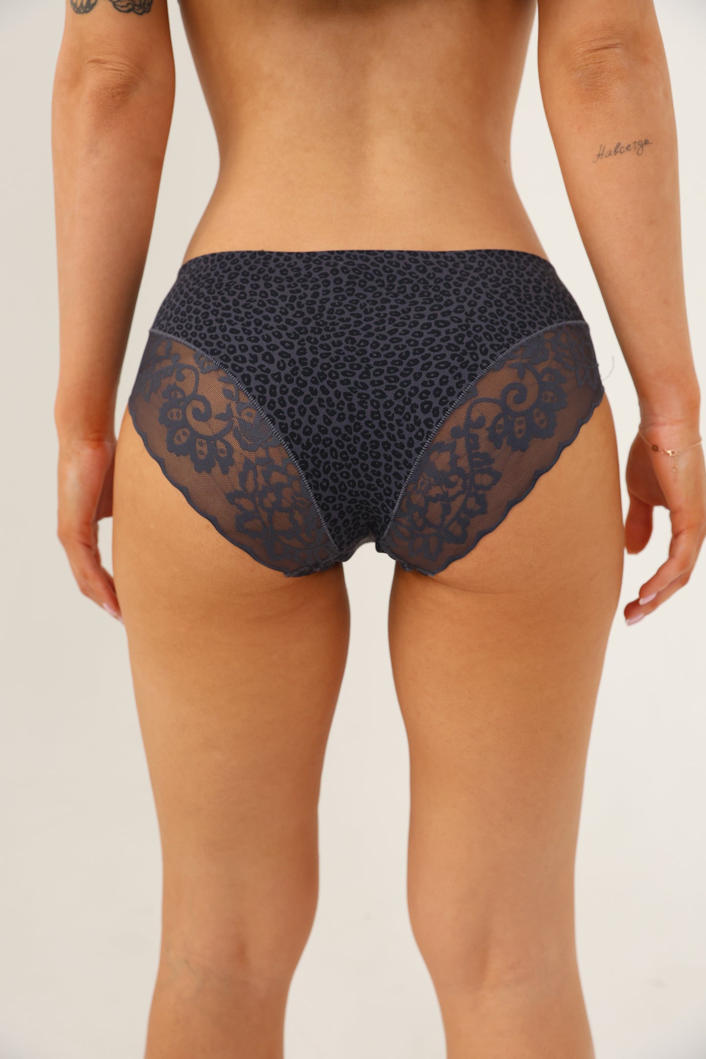 תחתון ביקיני ללא תפר בשילוב תחרה