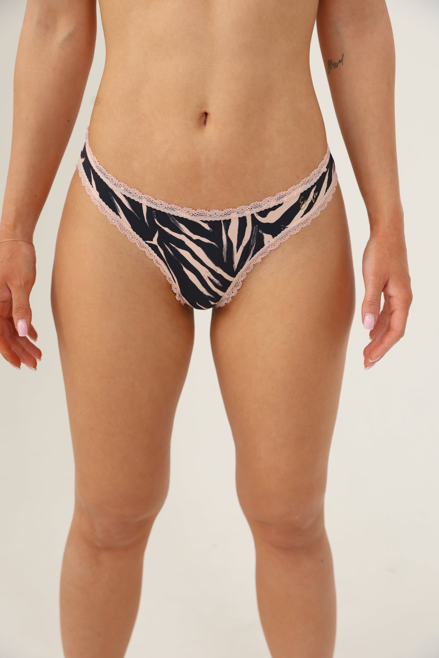 תחתון חוטיני מיקרופייבר בשילוב תחרה הדפסים מיוחדים