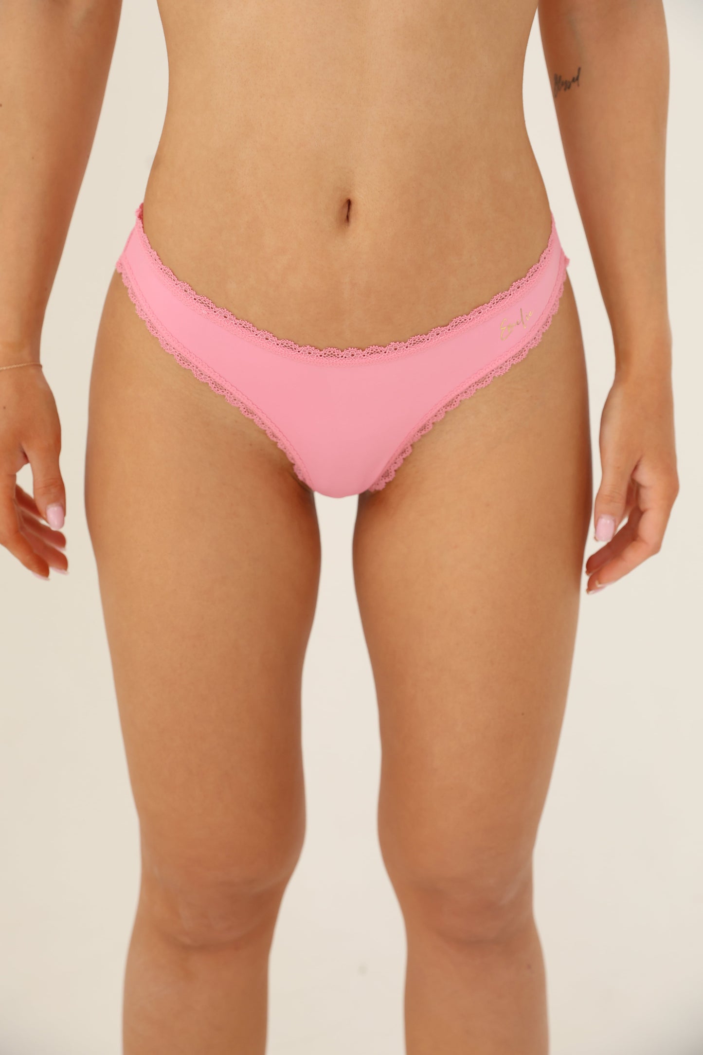 תחתון חוטיני מיקרופייבר בשילוב תחרה