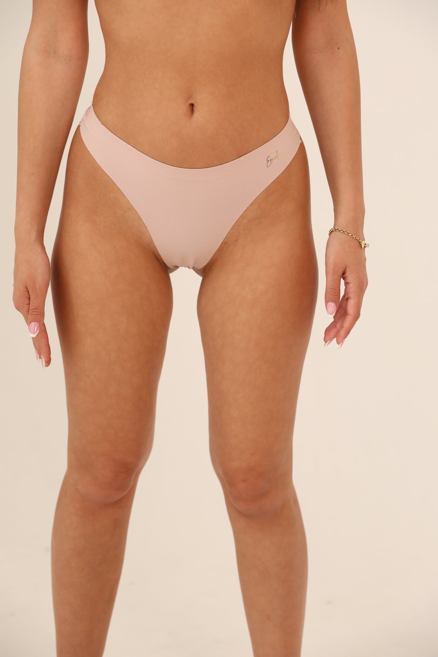 תחתון חוטיני ללא תפר