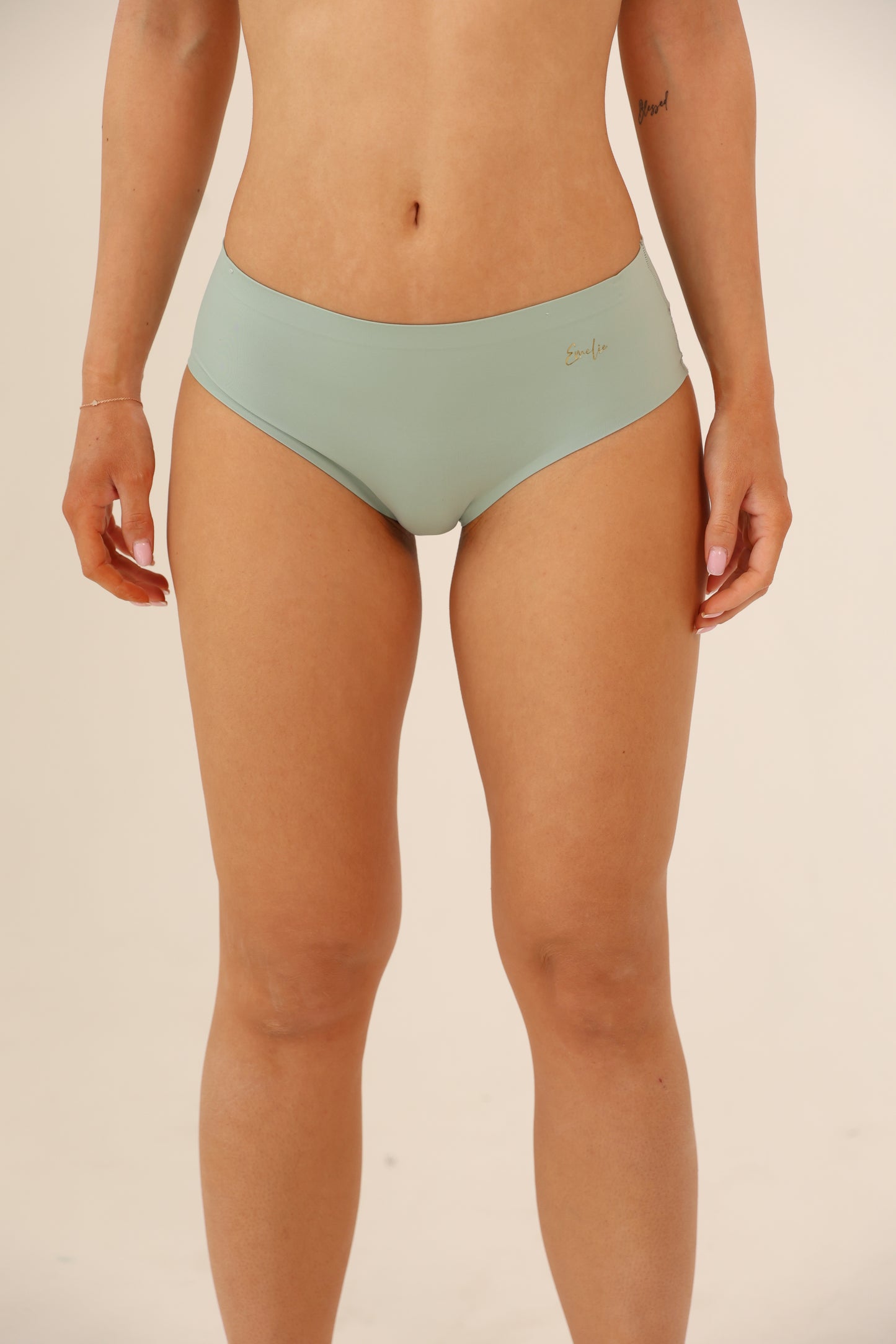 תחתון ביקיני ללא תפר בשילוב תחרה