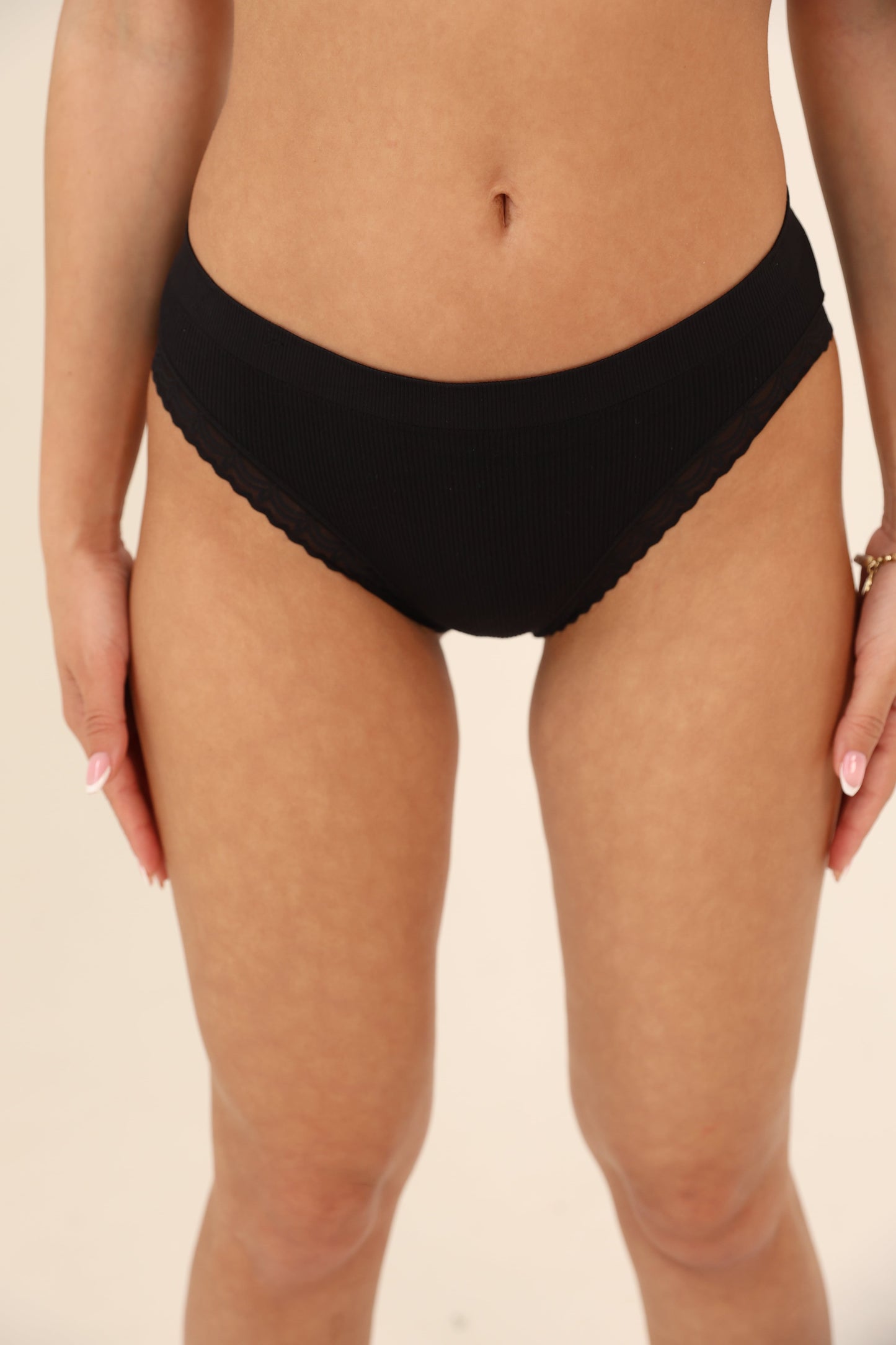 תחתון ביקיני סנטוני בשילוב תחרה