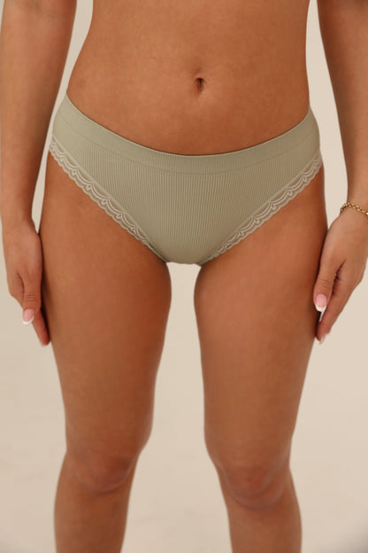 תחתון ביקיני סנטוני בשילוב תחרה