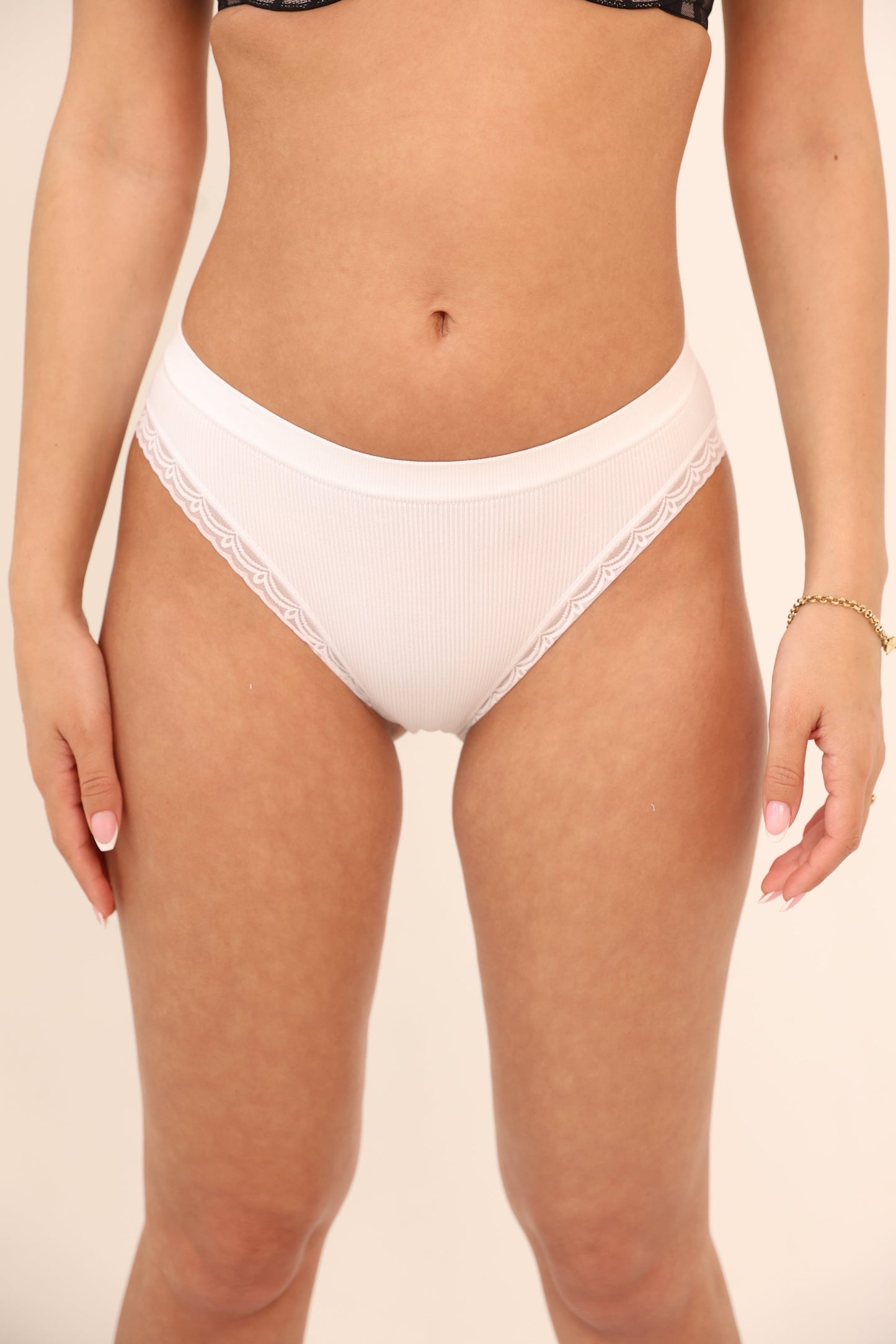 תחתון ביקיני סנטוני בשילוב תחרה