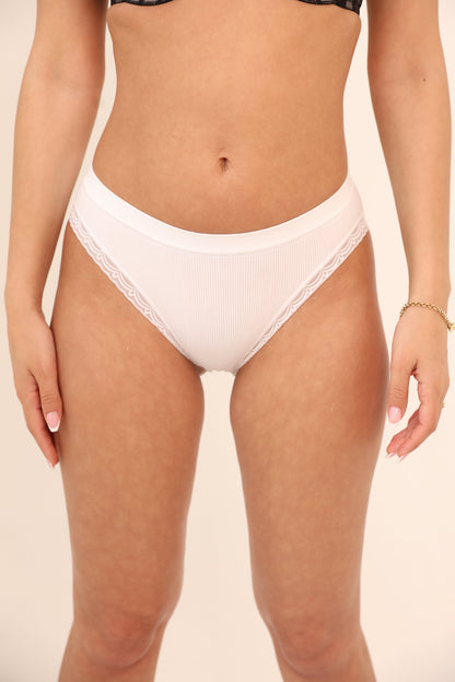 תחתון ביקיני סנטוני בשילוב תחרה