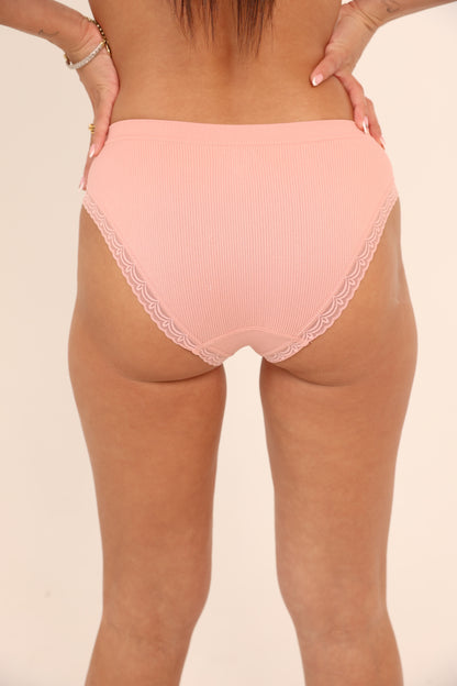 תחתון ביקיני סנטוני בשילוב תחרה