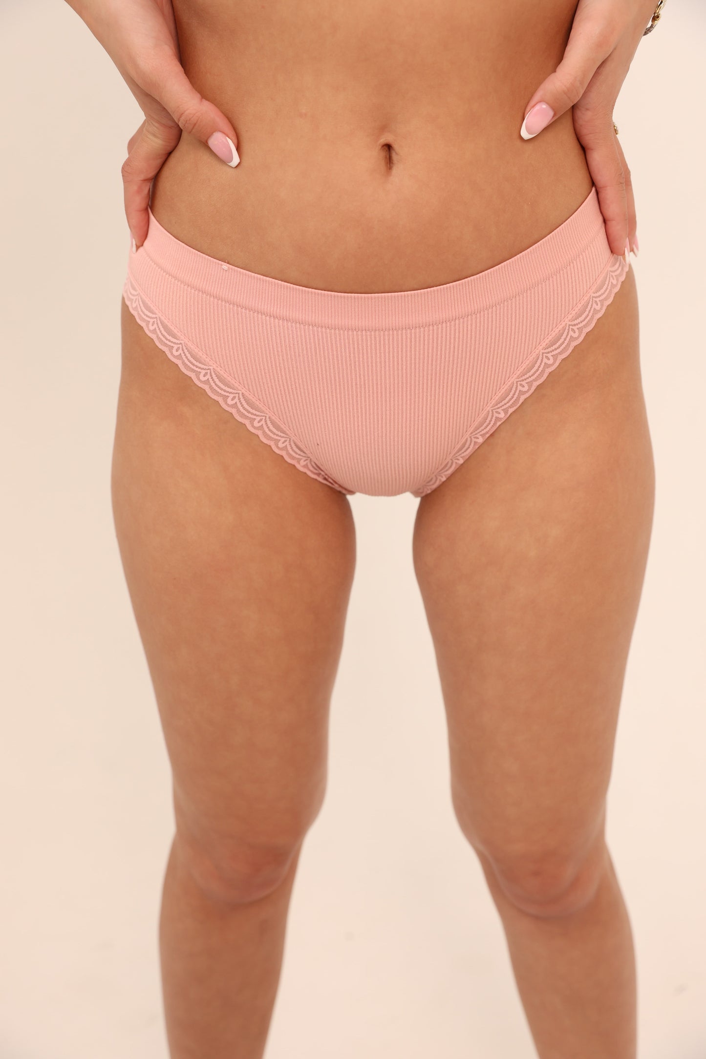 תחתון ביקיני סנטוני בשילוב תחרה