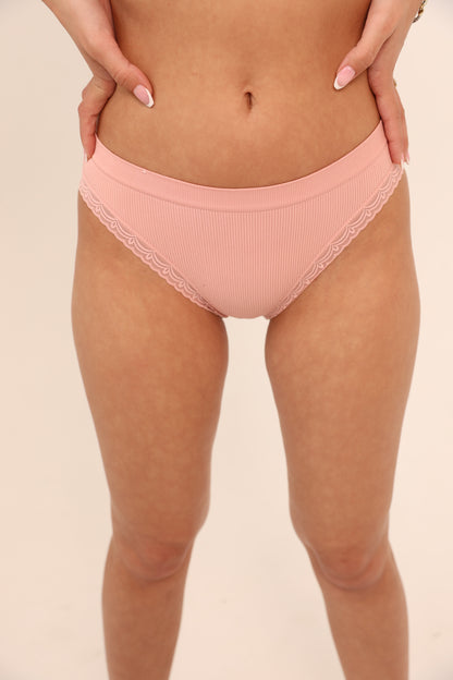 תחתון ביקיני סנטוני בשילוב תחרה