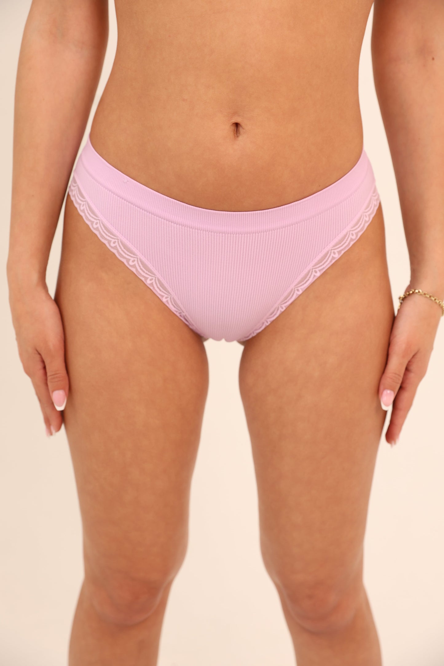 תחתון ביקיני סנטוני בשילוב תחרה