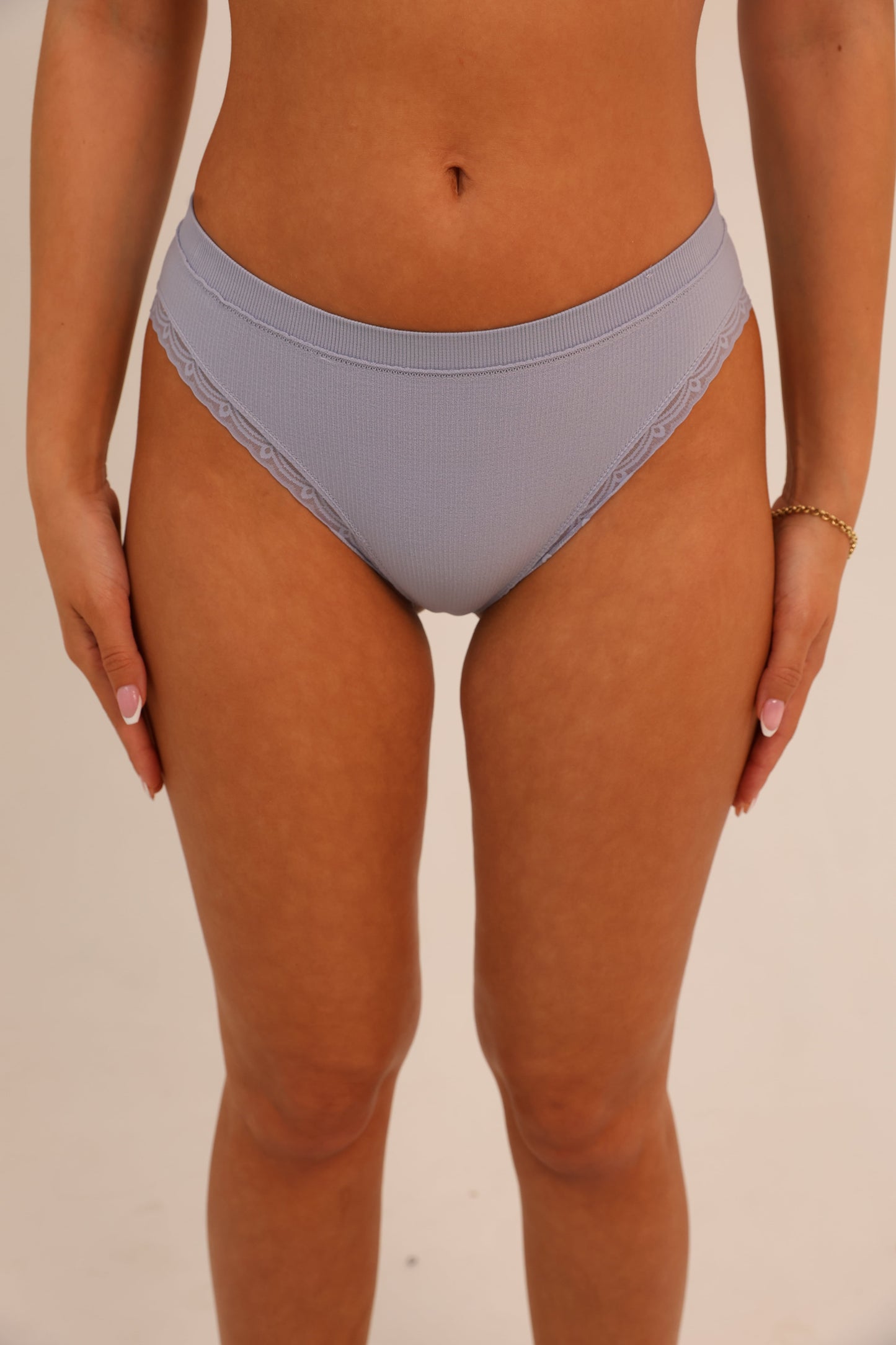 תחתון ביקיני סנטוני בשילוב תחרה