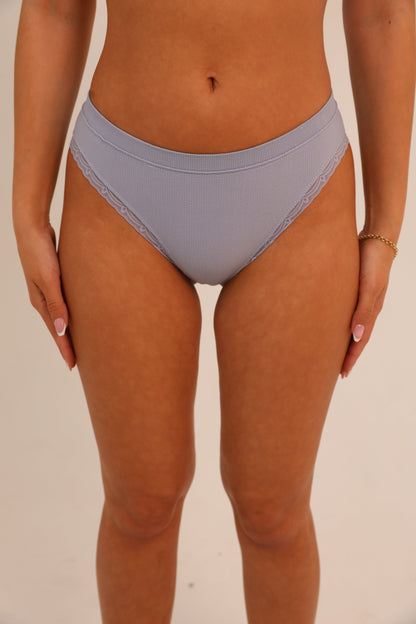 תחתון ביקיני סנטוני בשילוב תחרה