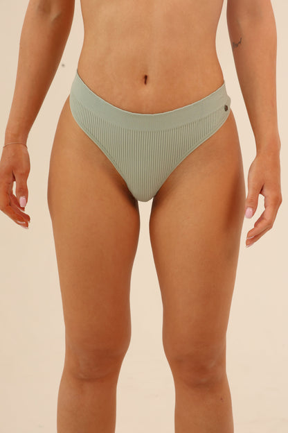 תחתון חוטיני סנטוני