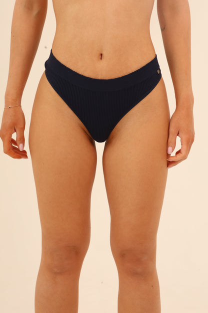 תחתון חוטיני סנטוני