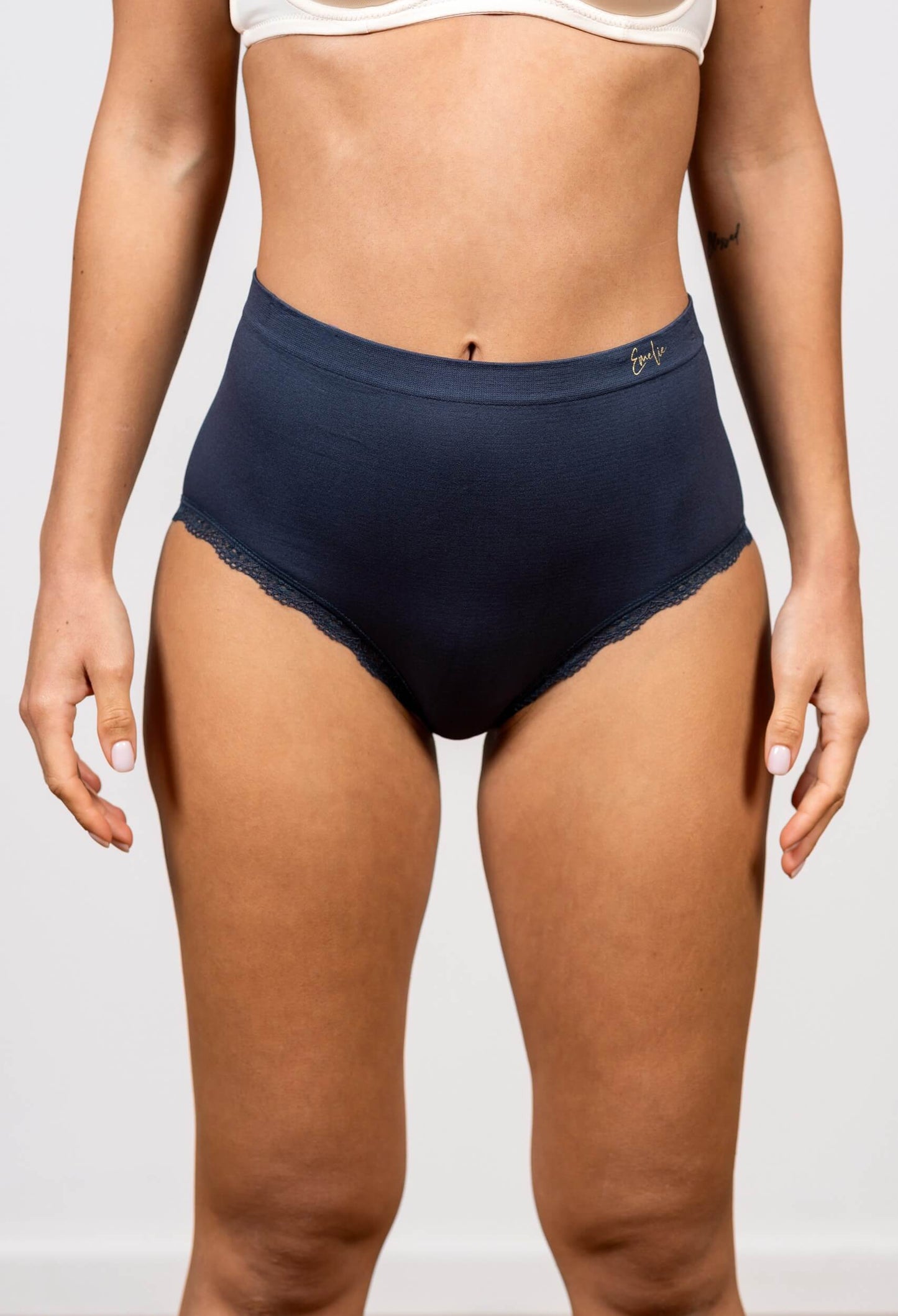 תחתון מקסי ללא תפר בגימור תחרה עדינה