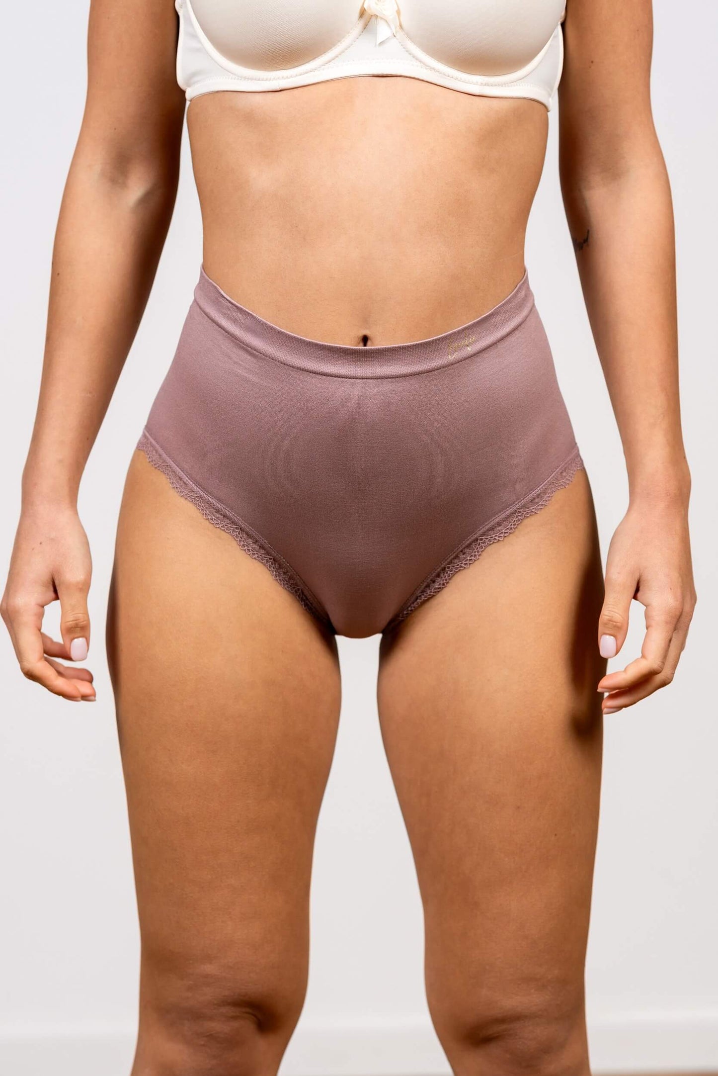 תחתון מקסי ללא תפר בגימור תחרה עדינה