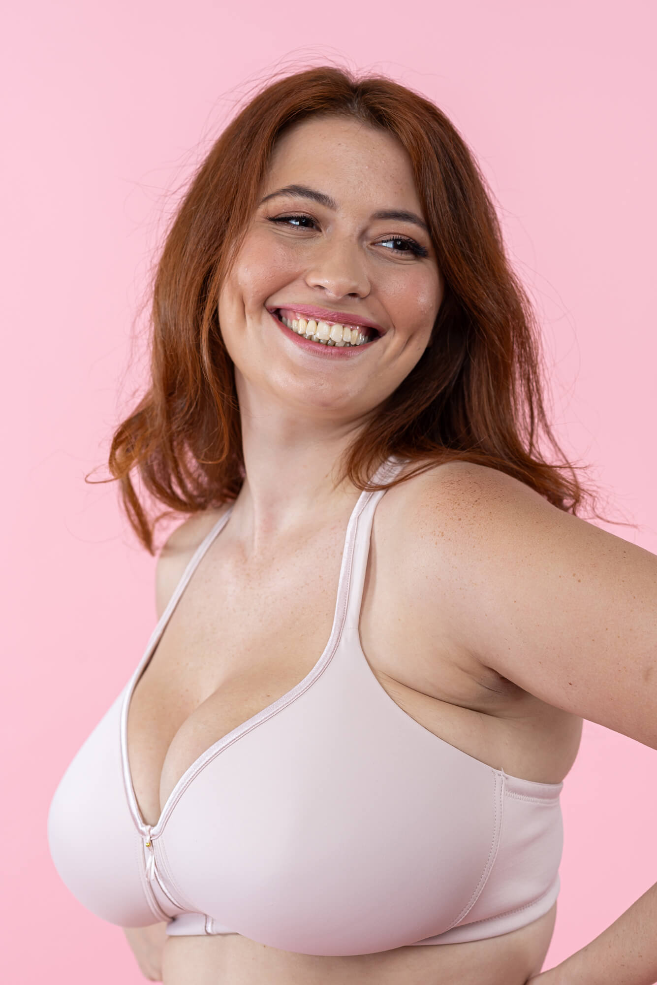 חזייה חלקה ללא ברזל עם כתפיות מצטלבות