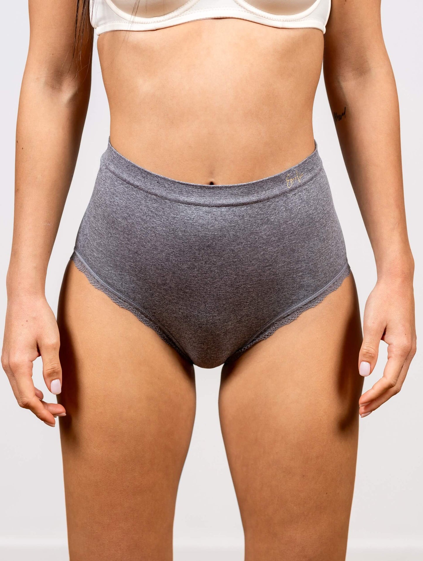 תחתון מקסי ללא תפר בגימור תחרה עדינה