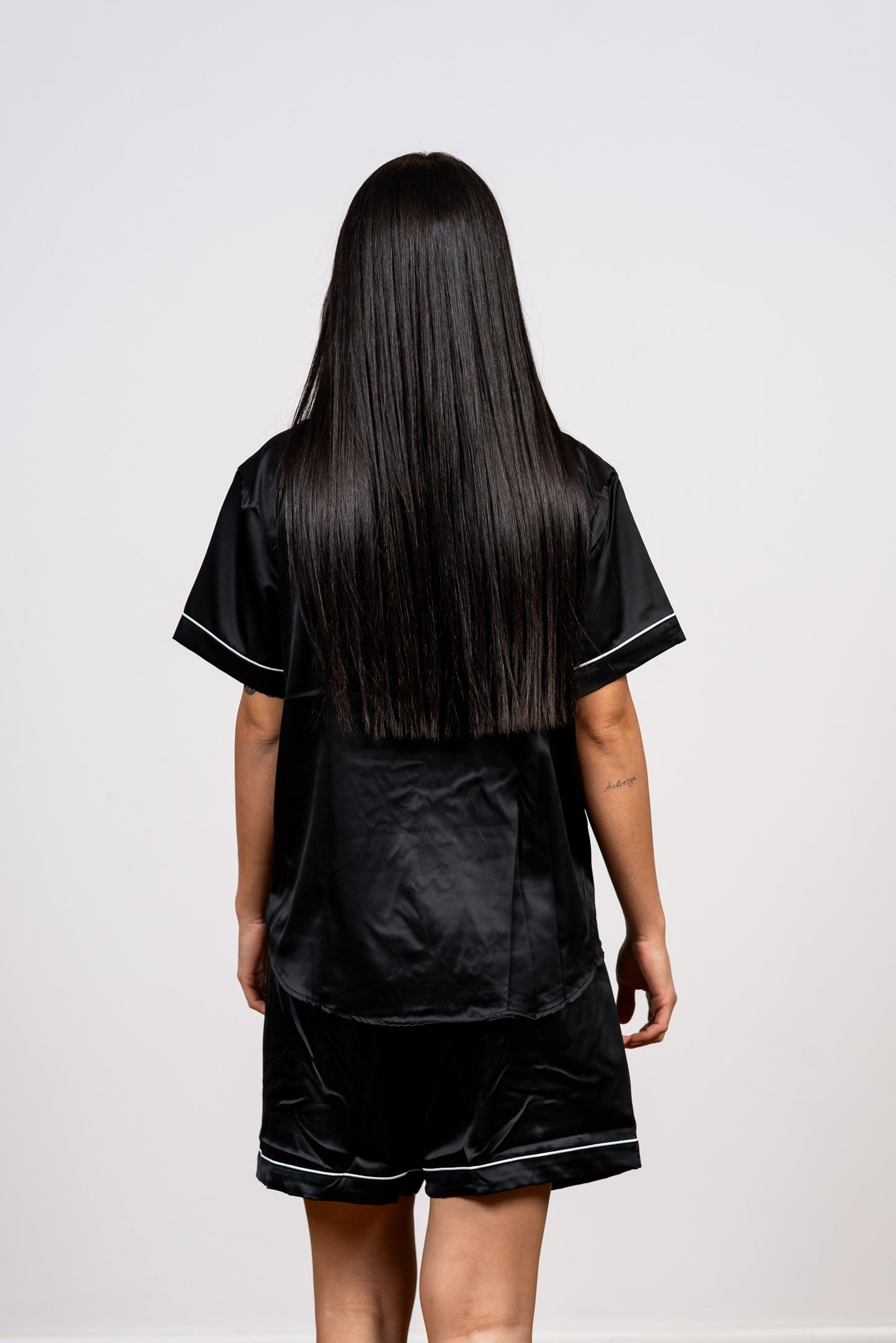 סט פיג'מה סאטן מכנסון וחולצה מכופתרת קלאסי