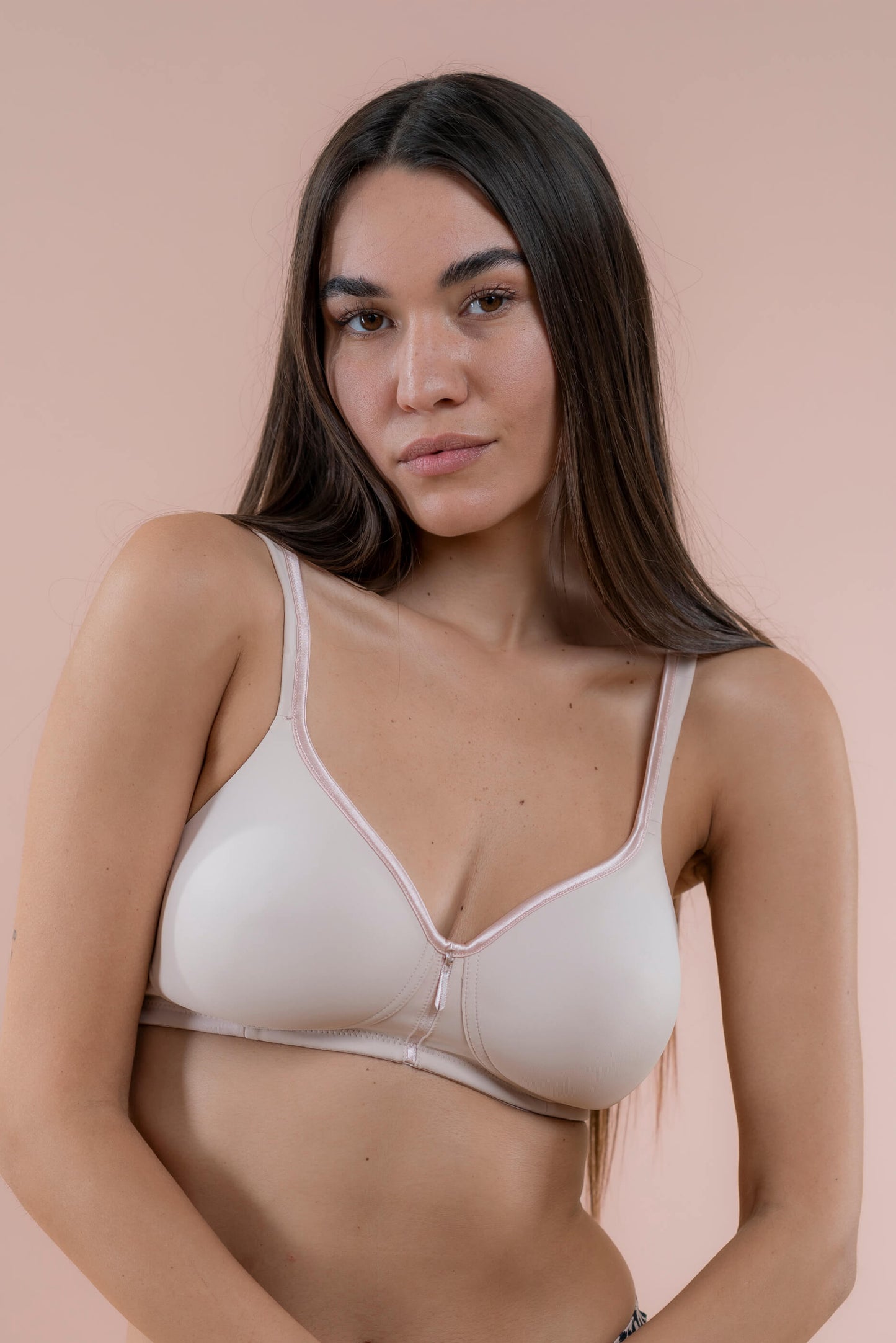 חזייה חלקה ללא ברזל