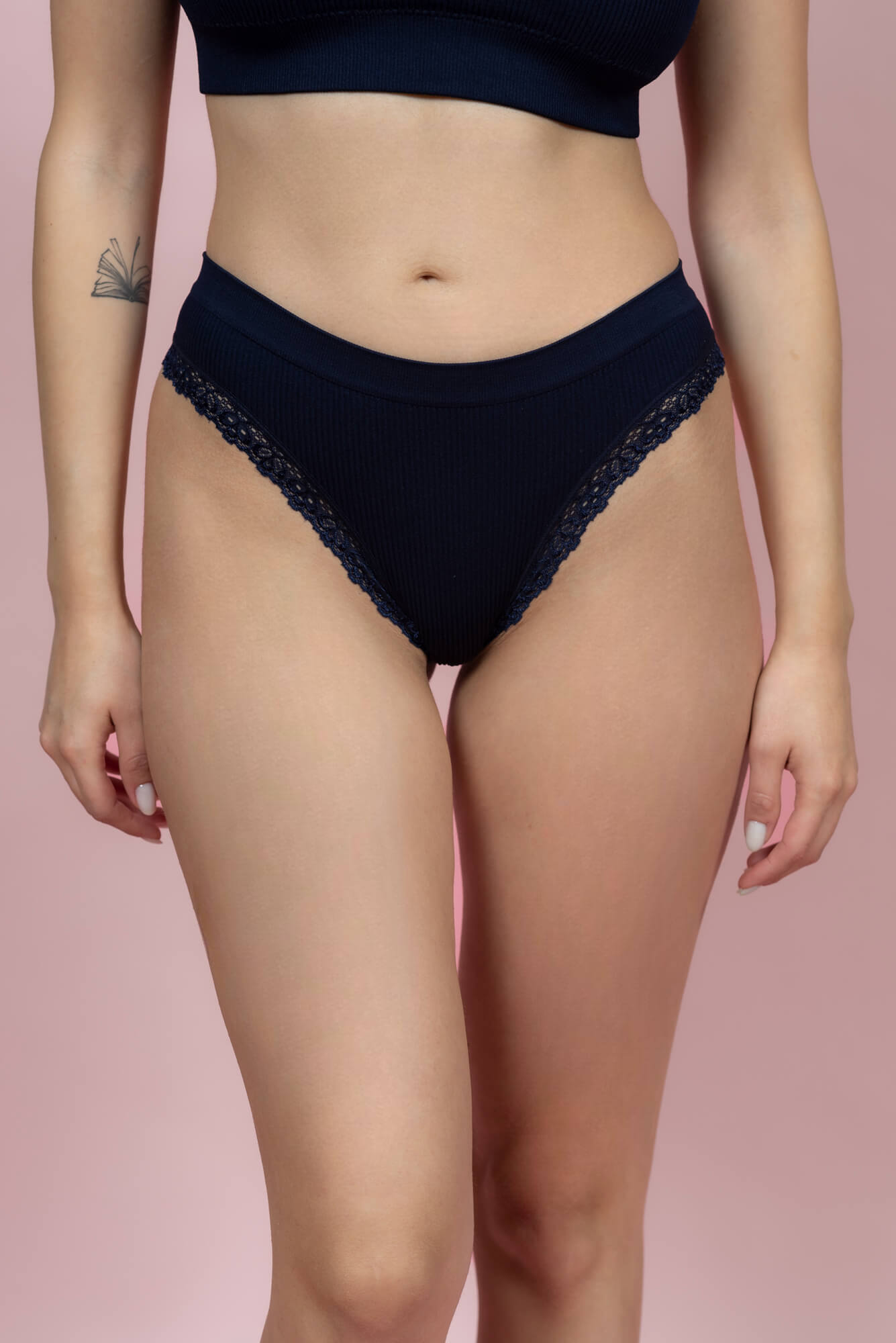 תחתון חוטיני בשילוב תחרה