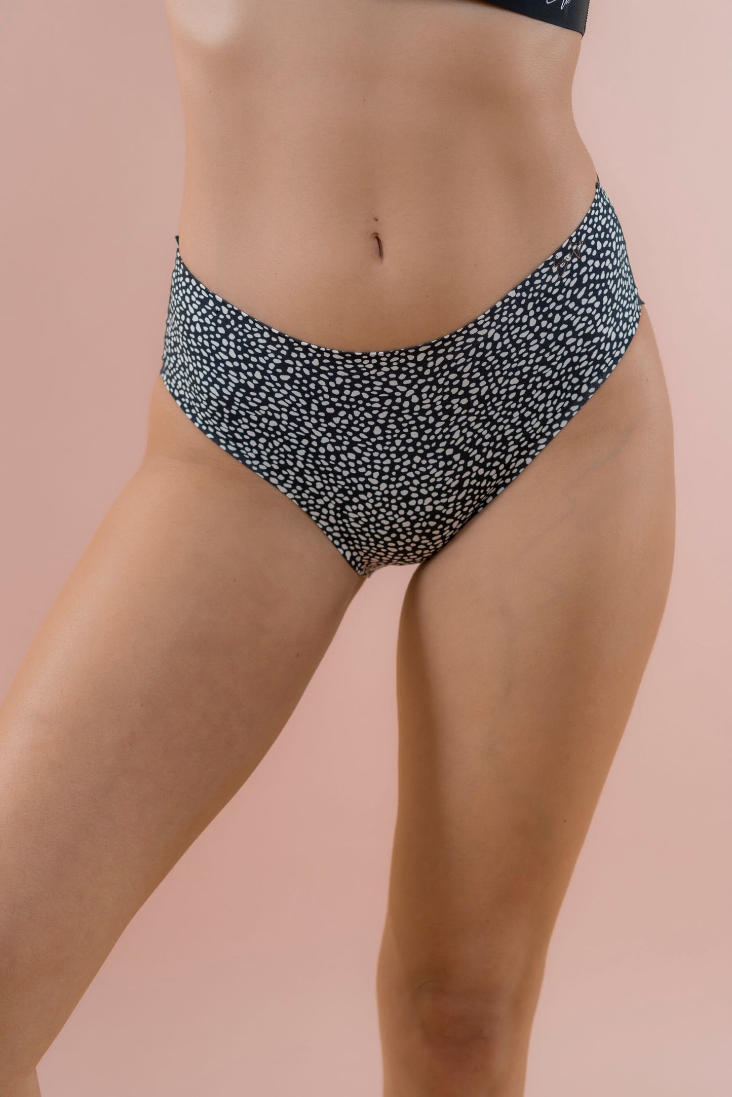 תחתון לייזר קאט בשילוב תחרה