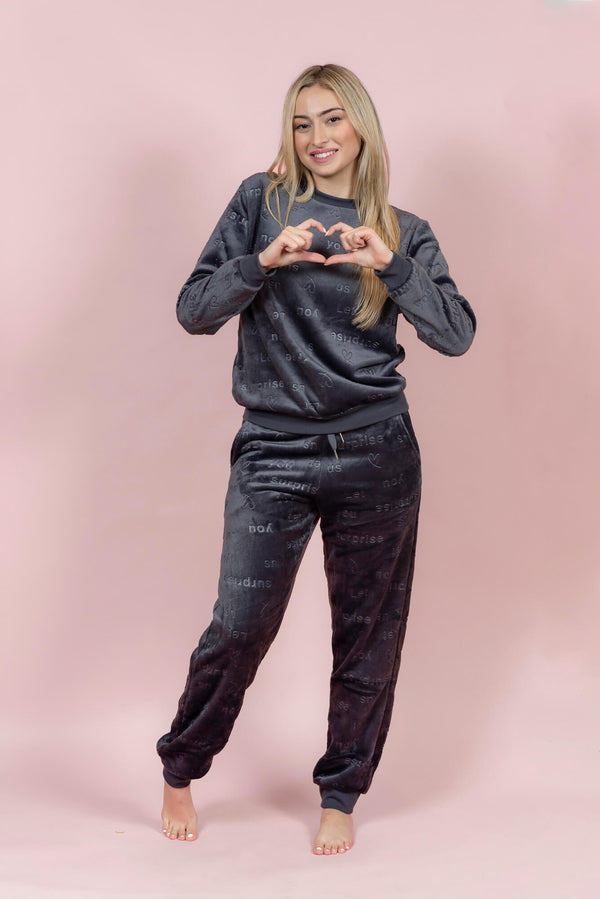 סט פיג’מה פליז חמים עם כיתוב יוקרתי