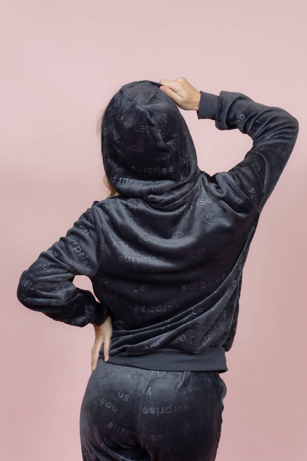 סט פיג’מה פליז עם רוכסן וכיתוב אופנתי