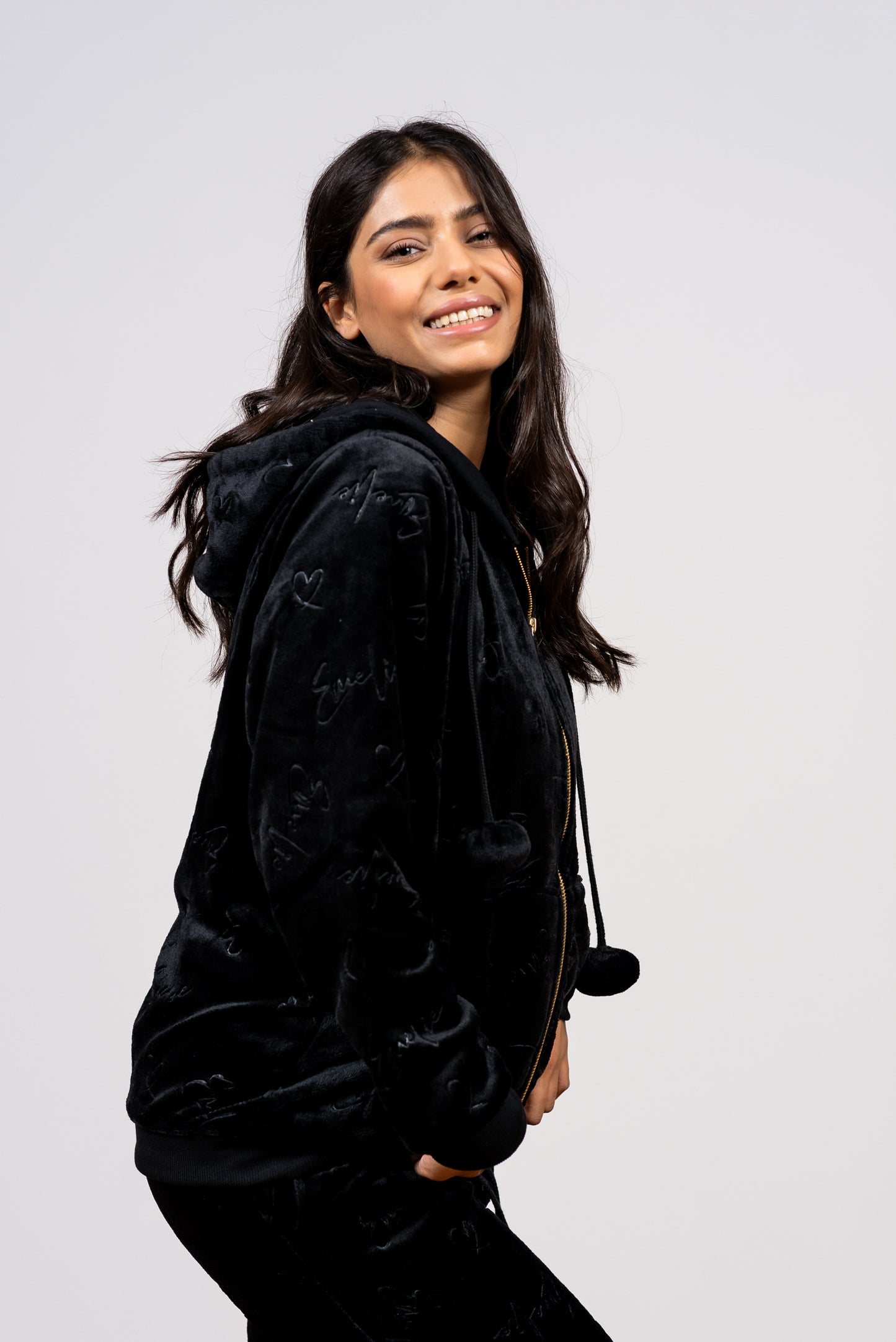 סט פיג’מה פליז עם רוכסן וכיתוב אופנתי