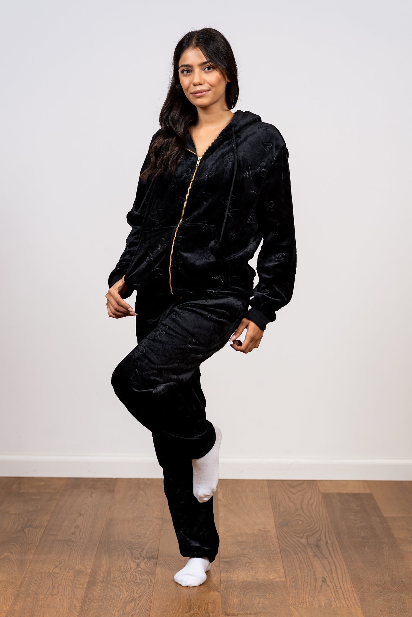 סט פיג’מה פליז עם רוכסן וכיתוב אופנתי