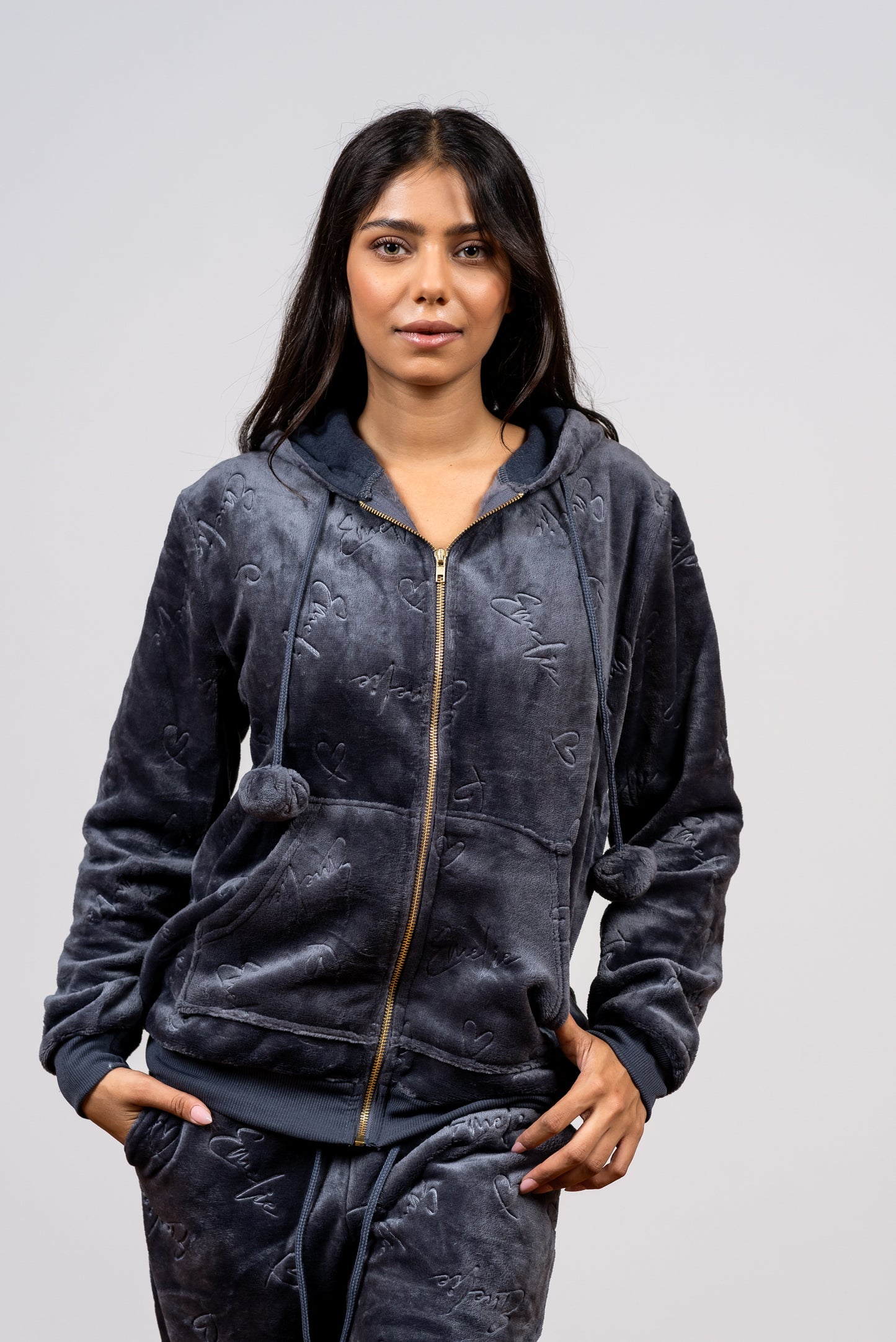 סט פיג’מה פליז עם רוכסן וכיתוב אופנתי